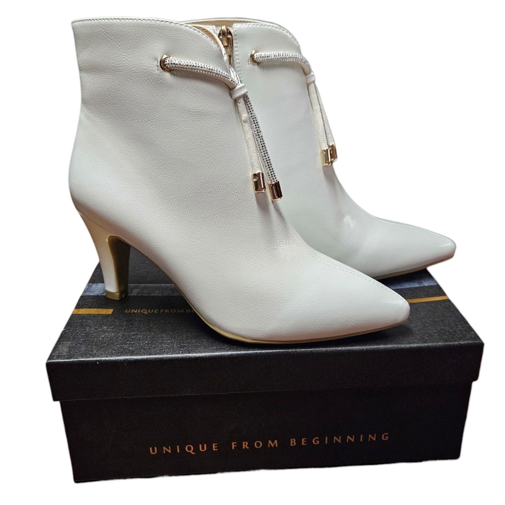 IDIFU Elegant White Ankle BootsIDIFU White Faux Leather Pointed Toe Ankle Boots